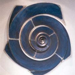 "Spirale", Holz, gefasst, Silber, blau bemalt
Durchmesser: 3,80 m
Standort: Stadthalle Weilheim, 1987