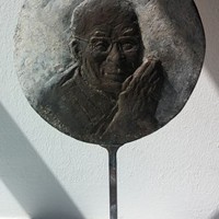 Dalai Lama", Bronze, teilpoliert - Rückseite, 2015