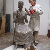 Anfertigung der Christus-Statue in der Werkstatt von Gisela Drescher